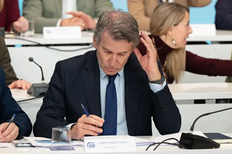 El PP vira para frenar a Vox: del choque frontal al “abrazo del oso” El PP vira para frenar a Vox