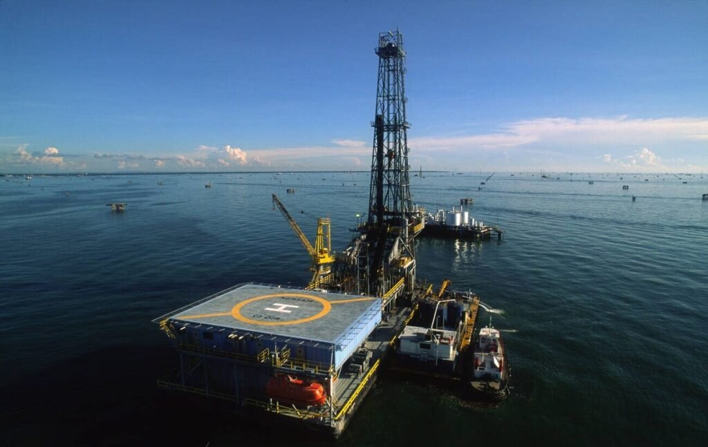 Una plataforma petrolífera de Jachup en el lago Maricaibo en Venezuela. | Alamy