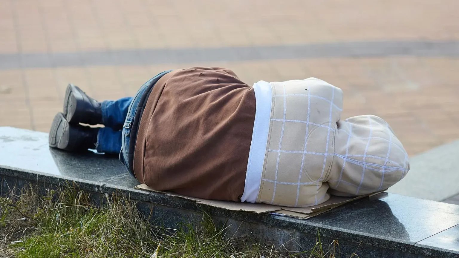 Una de cada tres personas LGTBIQ+ en España esta o ha estado alguna vez en su vida en situación de sinhogarismo, según la Felgtbi+ Roman Bodnarchuk Roman Bodnarchuk