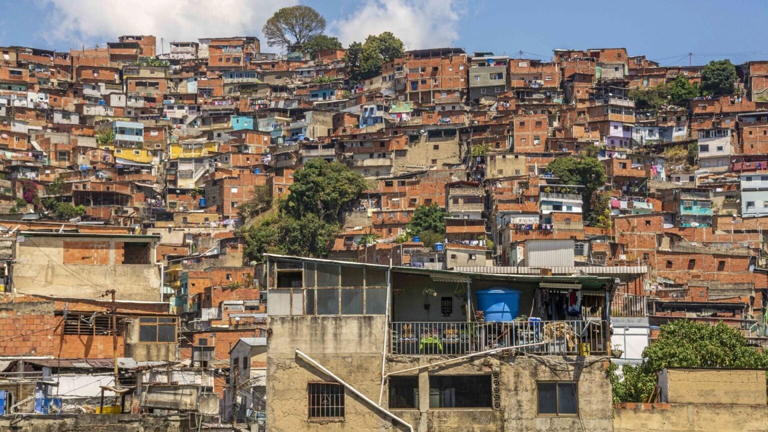 Barrio marginal en la zona conocida como El Cementerio, en Caracas, Venezuela. La mayoría de estas viviendas no tienen acceso al servicio de agua. | Cordon Press