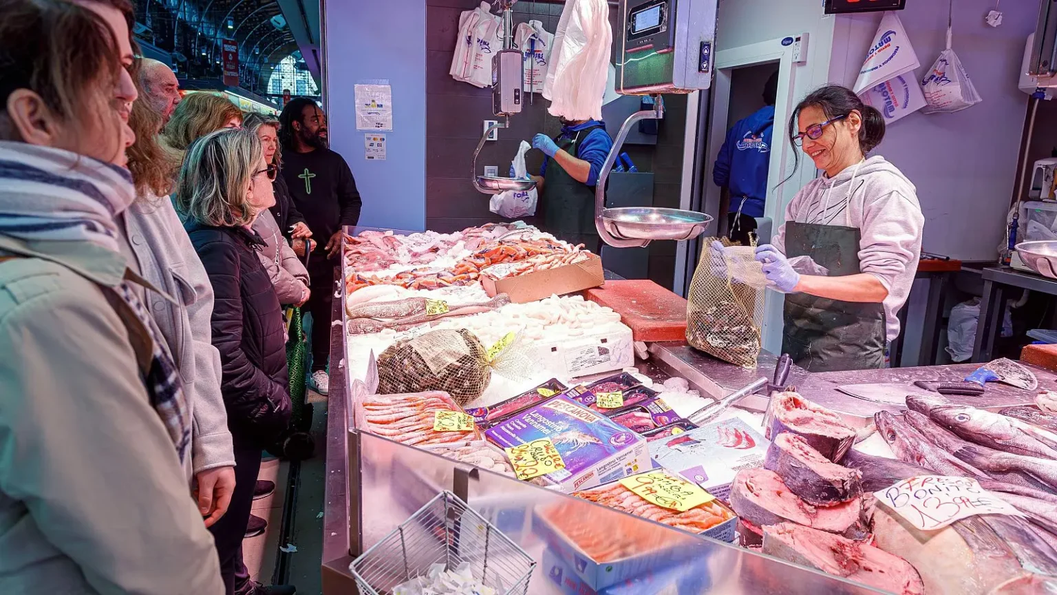 Un puesto del mercado central de Zaragoza en diciembre de 2024 EFE/JAVIER BELVER