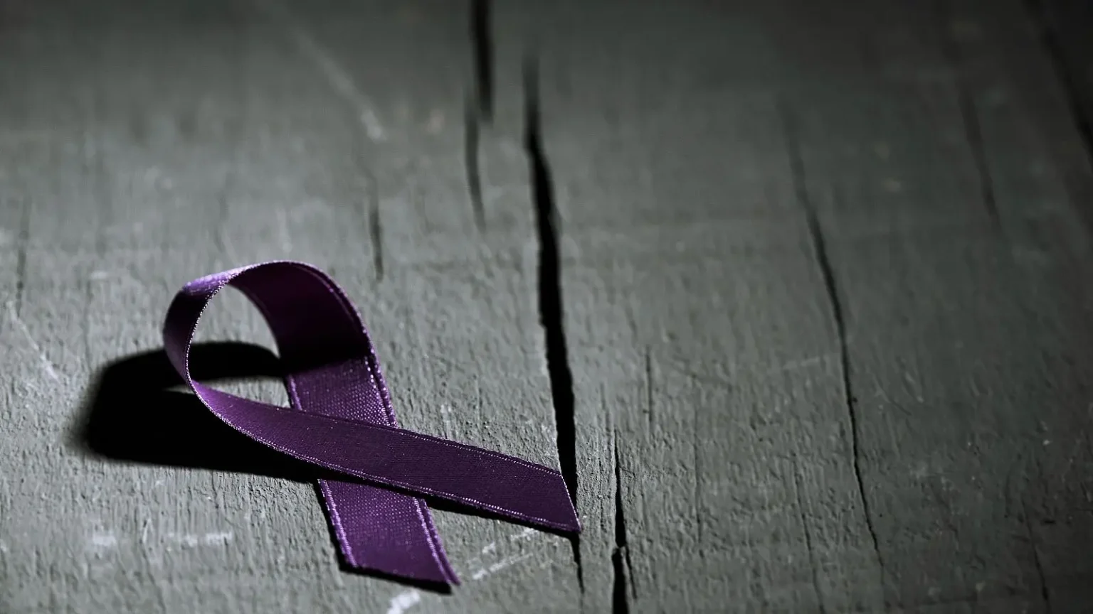 Una cinta violeta contra la violencia de género. GETTY IMAGES