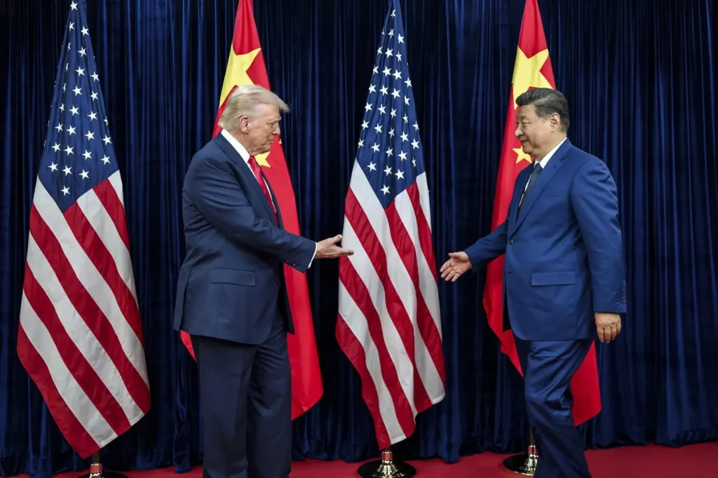 El presidente de Estados Unidos, Donald Trump, saluda al presidente de China, Xi Jinping. | Europa Press