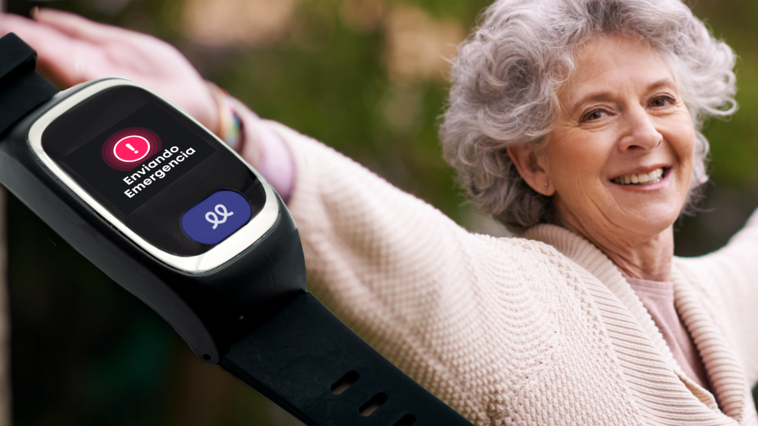 Una mujer junto al reloj de teleasistencia | Relojes Durcal