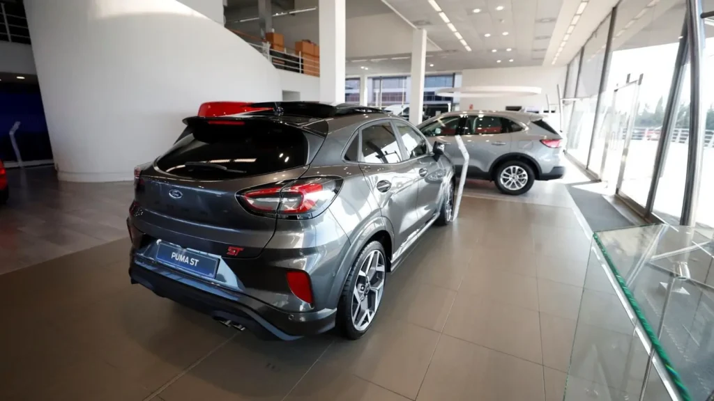 Vista de varios vehículos en venta expuestos en un concesionario de coches de Madrid, en una imagen de archivo EFE/Javier Lizón