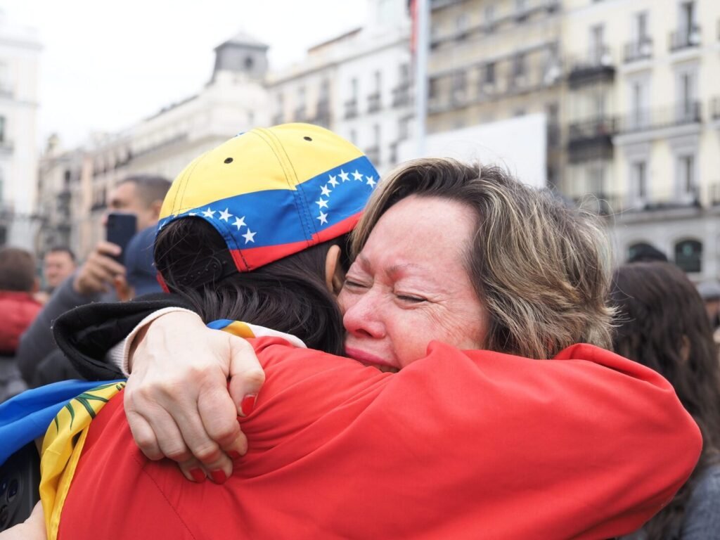 Cientos de venezolanos se reunieron en la Puerta del Sol de Madrid para celebrar el anuncio de la captura y la salida del poder de Nicolás Maduro tras una operación estadounidense. | Cordon Press