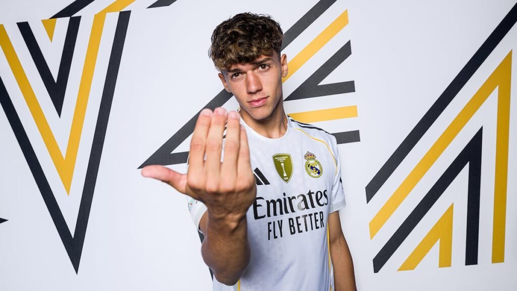 Fran González, en su debut con el primer equipo contra el Valencia.JESUS ALVAREZ ORIHUELA