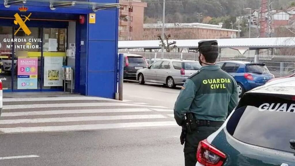 Un agente de la Guardia Civil vigilando un supermercado. | Europa Press