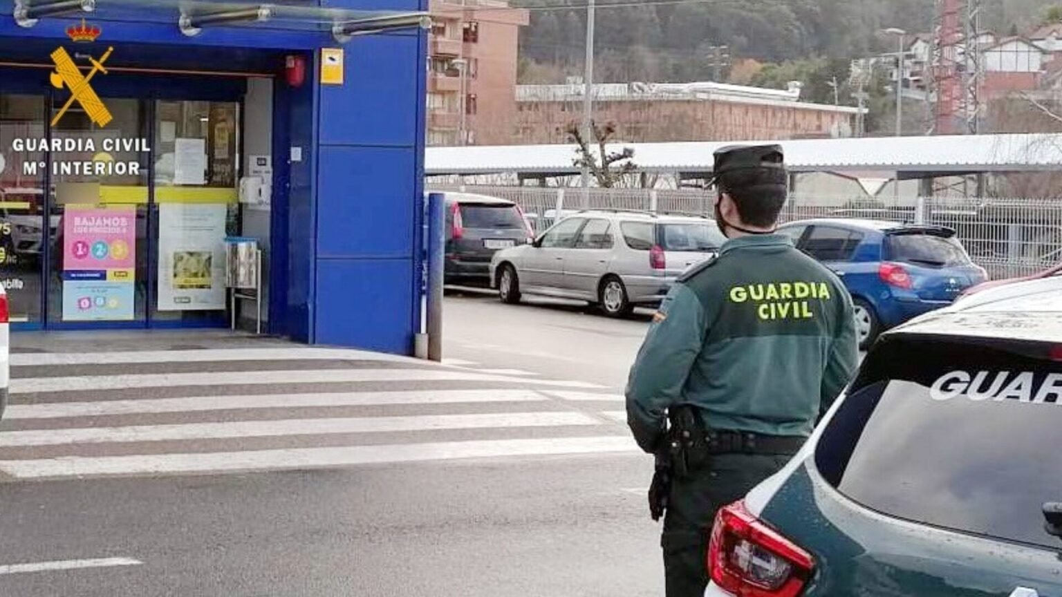 Un agente de la Guardia Civil vigilando un supermercado. | Europa Press