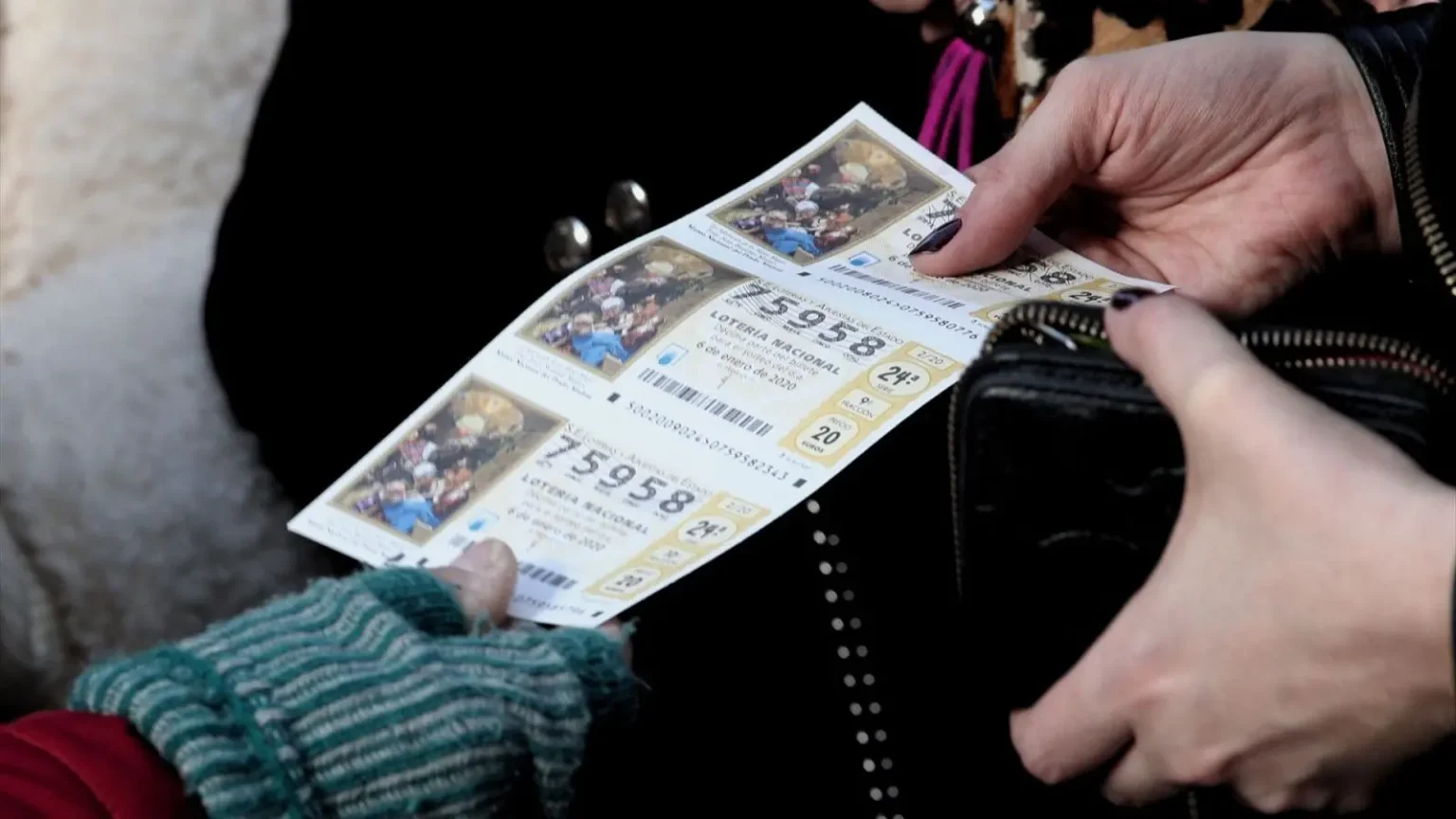 Imagen de archivo de una persona comprando décimos de la Lotería del Niño. Eduardo Parra / Europa Press