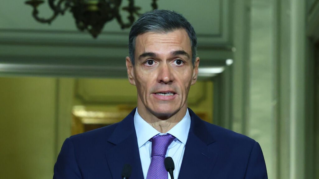 Pedro Sánchez reaparece con un notable cambio físico tras las vacaciones Pedro Sánchez durante la rueda de prensa en París, tras participar en la reunión de la Coalición de Voluntarios por Ucrania. | EFE