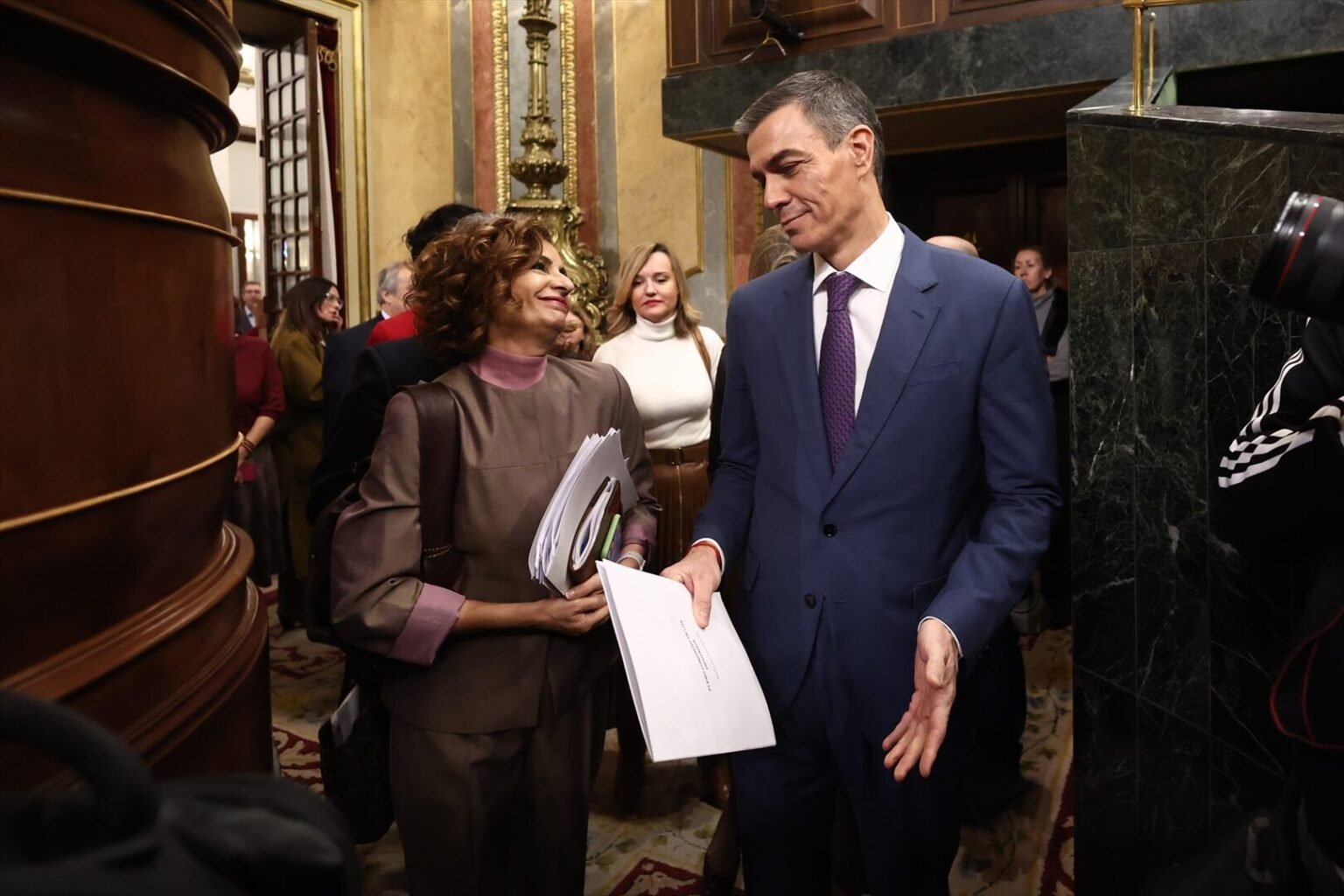 El presidente del Gobierno, Pedro Sánchez, y la vicepresidenta primera y ministra de Hacienda, María Jesús Montero, a su llegada a una sesión de control al Gobierno, en el Congreso de los Diputados, a 26 de noviembre de 2025, en Madrid (España). | Europa Press