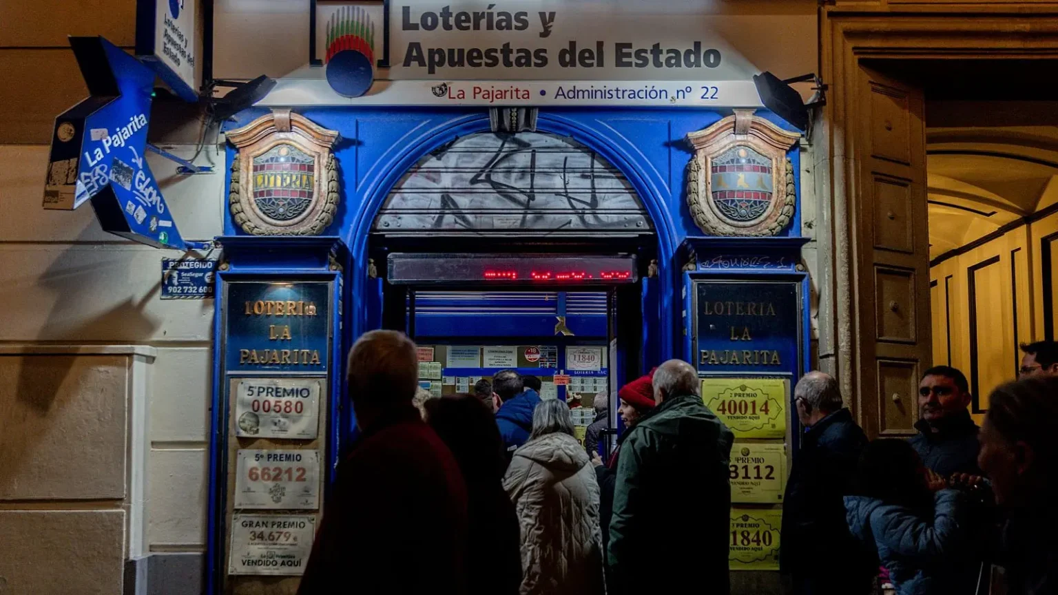 Gente haciendo cola para comprar décimos de la Lotería del Niño Ricardo Rubio Europa Press