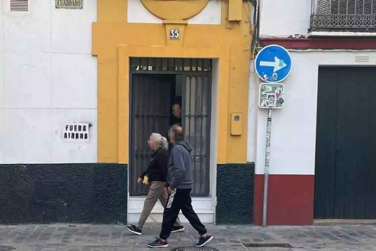 “Fuera Airbnb”: Alameda de Hércules sufre vandalismo contra pisos turísticos Alameda de Hércules sufre vandalismo