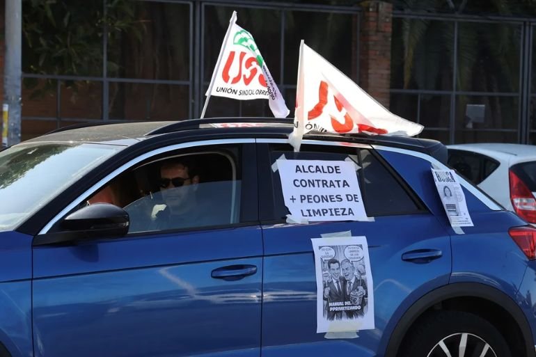 Conflicto de limpieza municipal estalla durante el Pregón de Semana Santa en Sevilla Conflicto de limpieza municipal