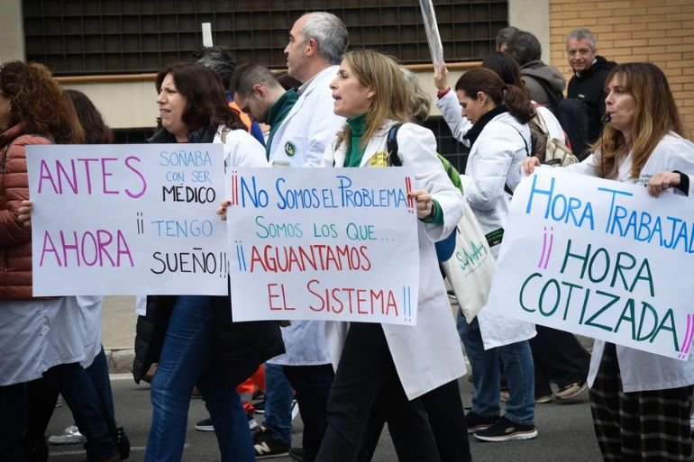 Crisis sanitaria en Andalucía: médicos toman Sevilla sin acuerdo Crisis sanitaria en Andalucía