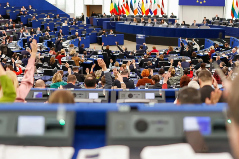 Europa da marcha atrás: cancela Chat Control y protege los mensajes privados en WhatsApp y otras plataformas Europa da marcha atrás cancela Chat Control y protege los mensajes