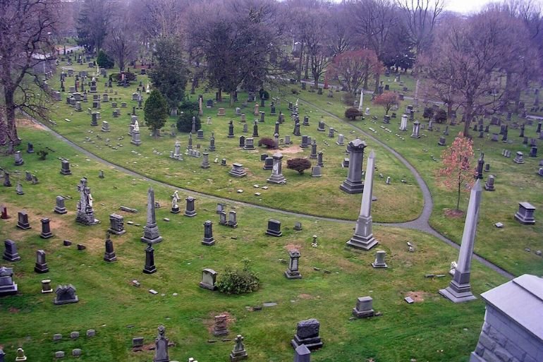 EEUU impulsa el “compostaje humano”: convertir cadáveres en abono gana terreno El compostaje humano gana terreno en EEUU ante la saturación de cementerios. El polémico método convierte cadáveres en abono para plantas.