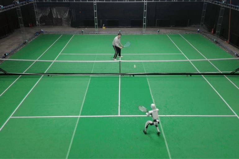 Robots dominan el tenis: la IA apunta al deporte humano La inteligencia artificial avanza hacia el tenis y otros deportes físicos. Robots capaces de superar a humanos abren un nuevo debate tecnológico y social.