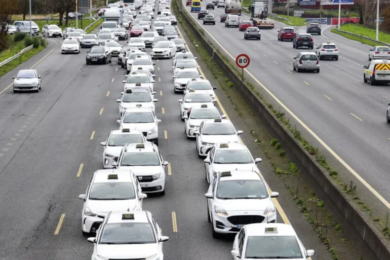 Crisis del taxi en A Coruña: protestas el 25 de marzo por el “descontrol” de los VTC
