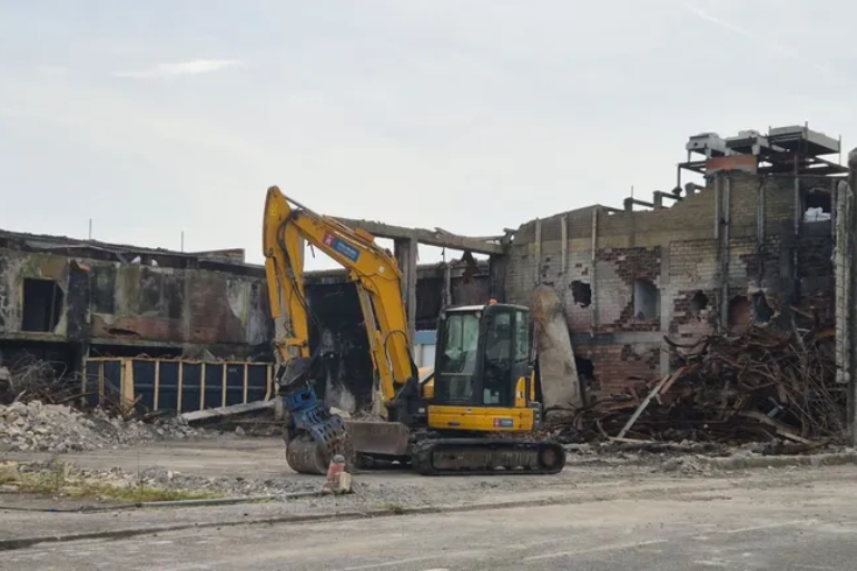 Crisis industrial en Galicia: Profand abandona Sada tras incendio devastador