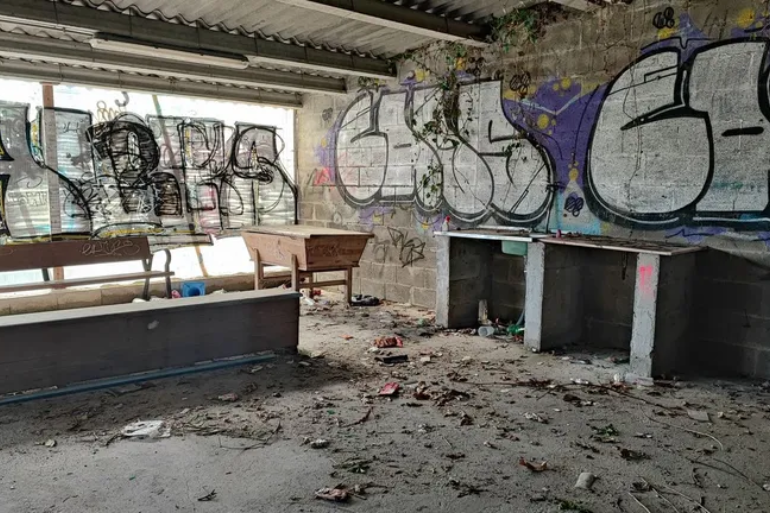 Abandono en Culleredo: denuncian el deterioro de locales vecinales clave