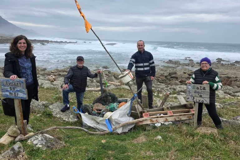 Oia impulsa puntos limpios marítimos para frenar la basura que inunda su costa