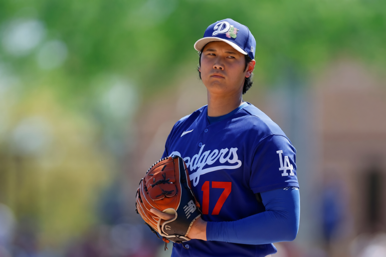 Shohei Ohtani deslumbra con 4 ponches en su debut primaveral como lanzador