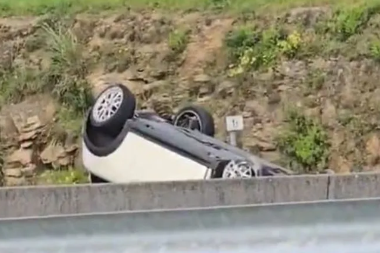 Aparatoso vuelco en A Coruña: un conductor de 31 años resulta herido leve en la tercera ronda