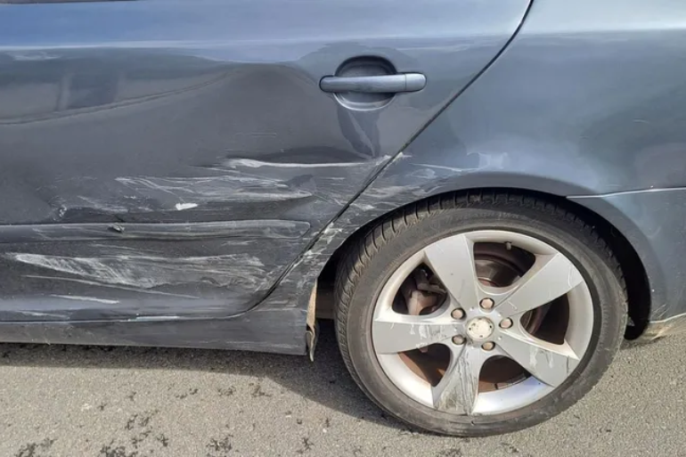 Conductor amenaza con degollar a pareja tras provocar accidente en Carballo