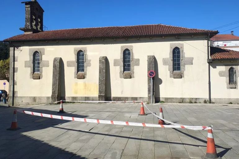 Santiago precinta la plaza de San Lázaro tras grave caída de un adolescente por acera deteriorada