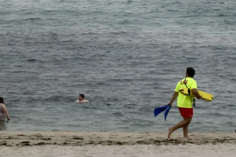 Susto en Riazor: dos bañistas al límite por el oleaje en pleno marzo