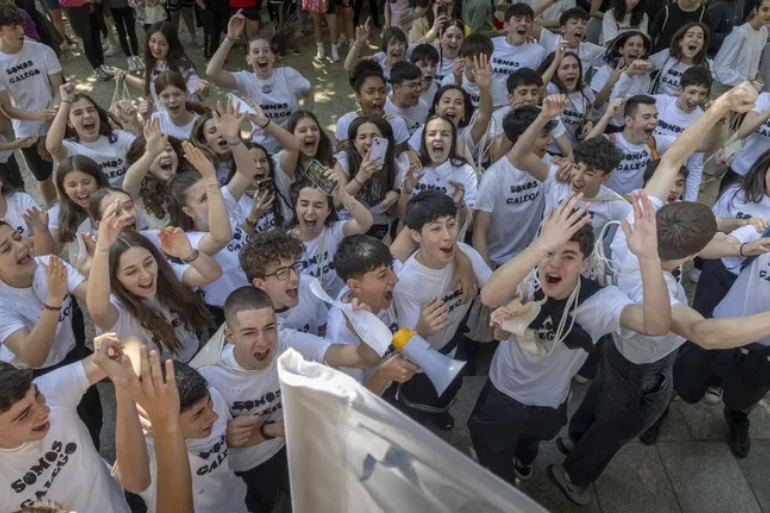 Correlingua invade Galicia: “Co galego no corazón” y adoctrinamiento escolar en las calles