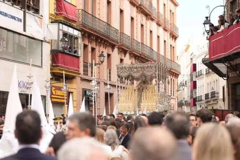 Semana Santa de Sevilla refuerza seguridad con 40 desfibriladores y 20 000 hermanos formados en reanimación Semana Santa de Sevilla refuerza seguridad