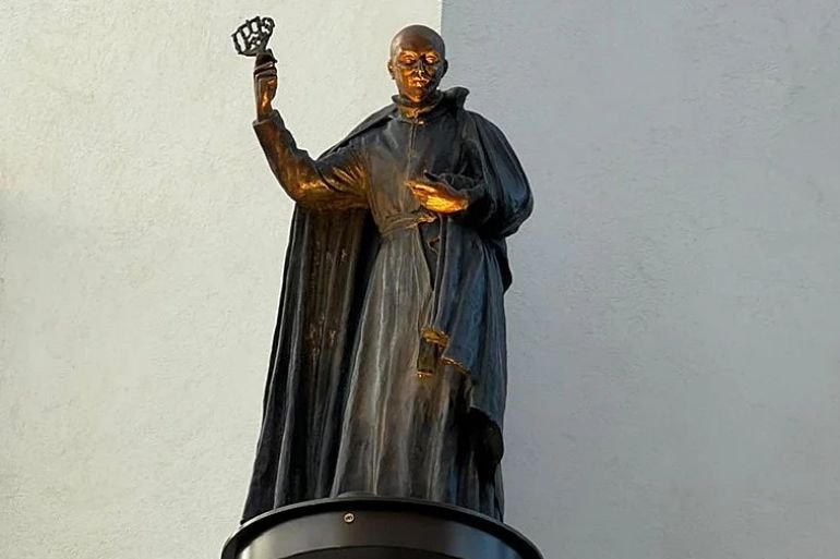 Sevilla recupera sus raíces: San Ignacio “vigila” la Plaza del Duque Sevilla recupera sus raíces