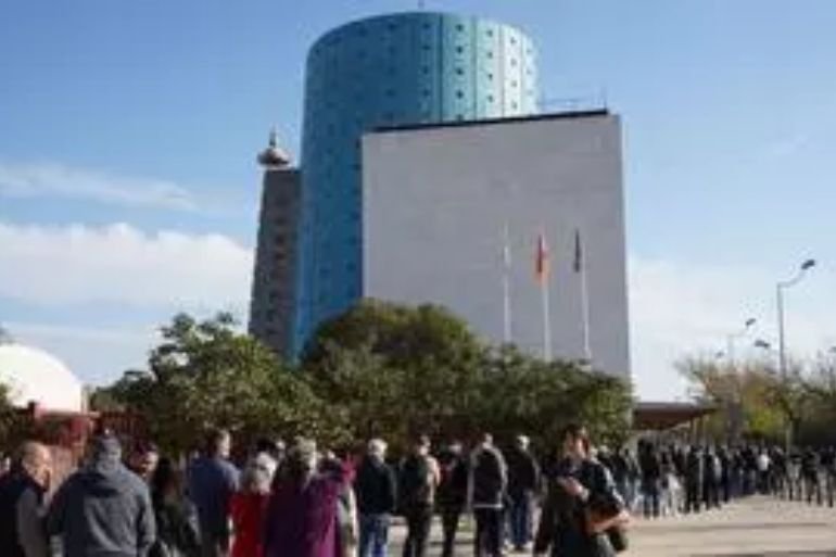 ‘El Llamador’ reparte 176 000 programas de mano en Sevilla combinando tradición y solidaridad ‘El Llamador’ reparte 176 000 programas