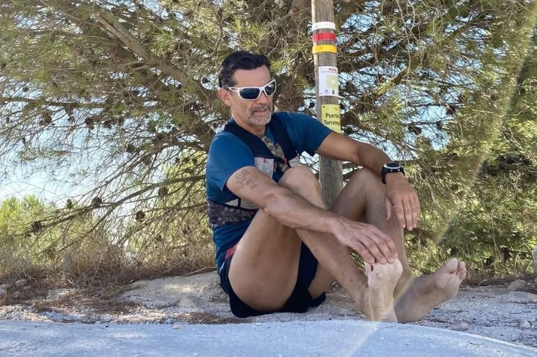 Malagueño sube cimas descalzo Andalucía reto