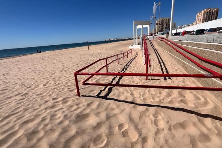 Cádiz contra el reloj: Playas sin recuperar a las puertas de Semana Santa Cádiz contra el reloj Playas sin recuperar a las puertas de Semana Santa
