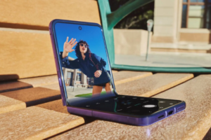 Google Fotos cambia para siempre: ahora trabaja con las imágenes de la galería del móvil para crear un armario-probador Motorola y Google se unen para crear nuevas funciones de la conocida herramienta de fotos para ofrecer experiencias Android más intuitivas. Más información: Adiós a las apps para crear stickers: Google Fotos para Android por fin recibe una de las mejores funciones Nacho Castañón Publicada 30 abril 2026 13:03h Motorola ha presentado hasta 9 móviles que llegan a España con precios entre 249 y 1.399 euros, además de una importante novedad que va a cambiar a Google Fotos para siempre. El fabricante de smartphones y el gigante tecnológico avanzan en su colaboración para ofrecer experiencias Android que resulten más intuitivas, con nuevas funciones de Google Fotos: ahora trabaja con las imágenes de la galería del móvil para crear un armario-probador. En un comunicado de prensa, Motorola ha señalado que las nuevas funciones de Google Fotos están ideadas para ayudar a los usuarios a organizar, redescubrir e interactuar con su contenido de formas más significativas. Funciones de Gemini dentro de Google Fotos Por fin van a arreglar Google Fotos: la compañía anuncia cambios en la búsqueda tras las críticas de los usuarios Tomando como punto de partida Google Fotos como galería predeterminada en los dispositivos Motorola, las recientes actualizaciones presentan nuevas maneras de gestionar las bibliotecas de imágenes, integrando organización basada en IA con contenido diario adaptado a cada usuario. Una de las novedades más destacadas es la función wardrobe de Google Fotos, pensada para ayudar a los usuarios a catalogar ropa y complementos directamente desde su galería. La nueva función de Google Fotos. La nueva función de Google Fotos. Motorola El Androide Libre La herramienta se apoya en inteligencia artificial (IA) para detectar prendas dentro de las fotos almacenadas y generar imágenes limpias y recortadas, construyendo así un armario virtual bien organizado. Desde ahí, los usuarios pueden combinar prendas con facilidad, explorar diferentes estilos y compartir looks con su entorno, todo sin salir de Google Fotos. La función, que llegará a varios dispositivos Android en los próximos meses, también permite guardar los conjuntos preferidos, lo que simplifica la planificación de outfits para el día a día, la preparación de maletas o la organización antes de un evento. Por su parte, Motorola también refuerza su capa de software con Daily Drops, un feed de contenido personalizado que se renueva dos veces al día con información relevante para cada usuario. Función de 2X en Google Fotos Los millennials que usan Google Fotos están de suerte: Google quiere traer el botón 2X para ver vídeos más rápido Mientras que noticias de actualidad, previsión del tiempo y un resumen de la agenda diaria se reúnen en un mismo espacio, pensado para ofrecer lo esencial de un solo vistazo. Daily Drops ya está en proceso de implementación en dispositivos Motorola seleccionados en Europa, Norteamérica, Latinoamérica y Asia, y llegará a la nueva familia razr 70 poco después de su lanzamiento, según la compañía. Como novedad, Google Fotos Memories se incorpora por primera vez a esta experiencia, dando a los usuarios la posibilidad de redescubrir recuerdos y momentos especiales de su galería como parte de su rutina diaria, añadiendo un toque más íntimo y personal a la interacción con el dispositivo.