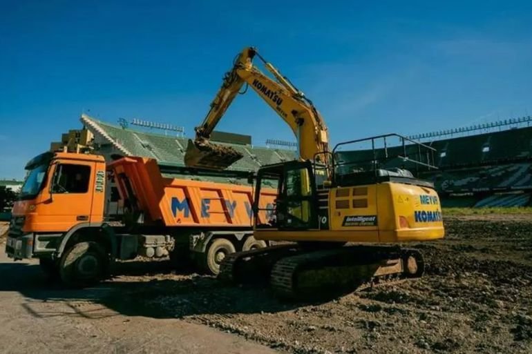 Arrancan las obras del nuevo Benito Villamarín: el Betis inicia la fase clave Maquinas en la obra del nuevo Benito Villamarín