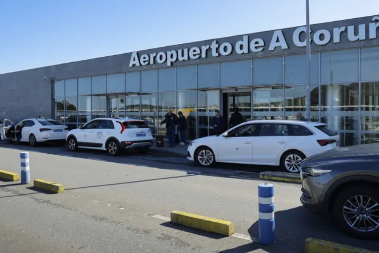 Colapso del taxi en A Coruña: parche en Alvedro y pulso con los VTC