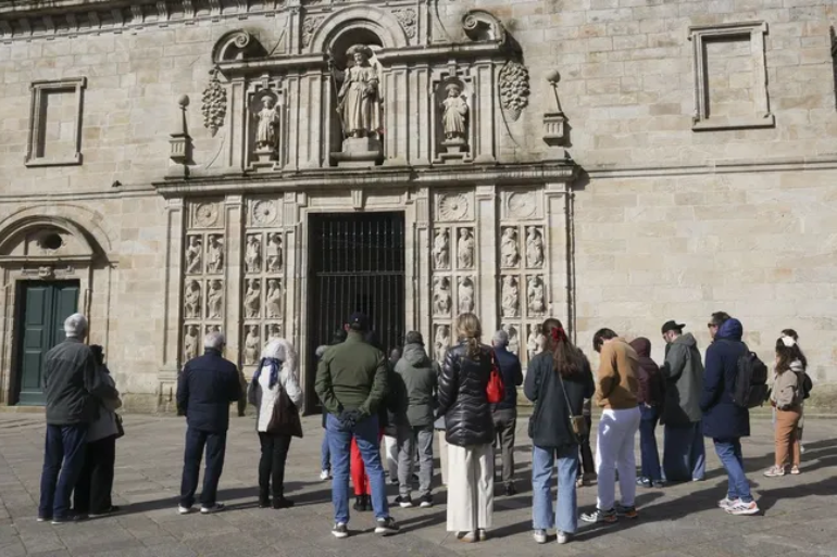 PP acusa al gobierno de Santiago de provocar el desplome turístico y ocultar ayudas a Ryanair