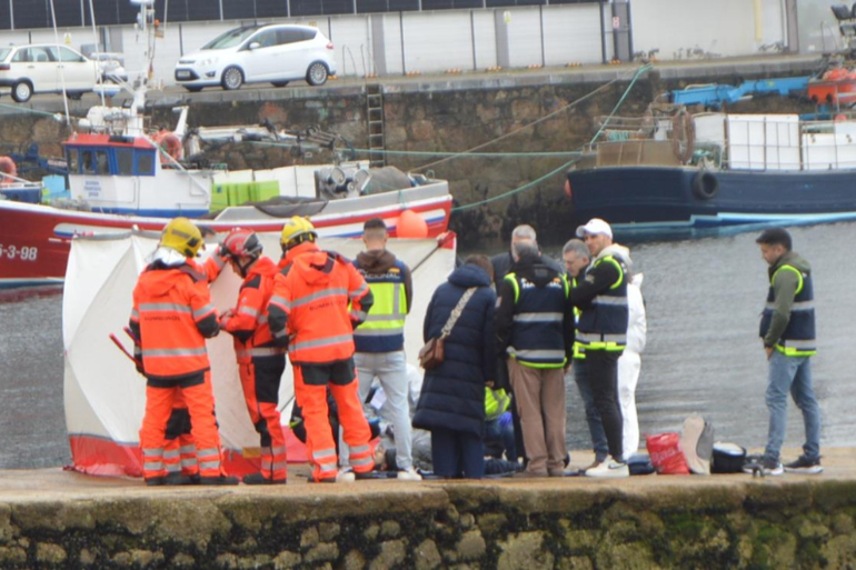 Hallan cadáver encadenado en el puerto de Ribeira: investigación