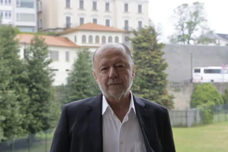 Impactante: Enrique Piñeyro aterriza en A Coruña pilotando su propio avión para su espectáculo