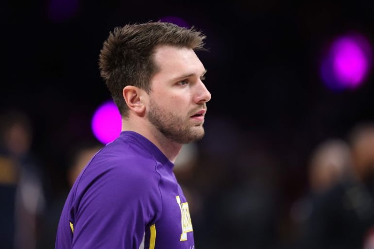 Alarma en la NBA: Luka Doncic regresa a Los Ángeles tras su lesión