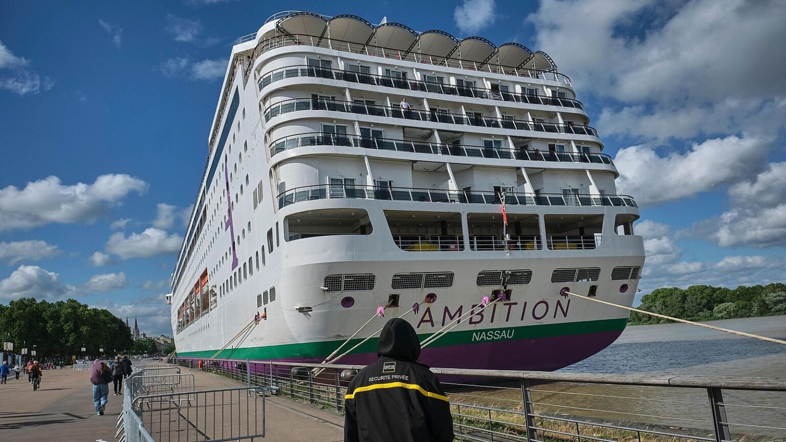Francia confina un crucero con 1 700 personas tras una muerte y decenas de contagios