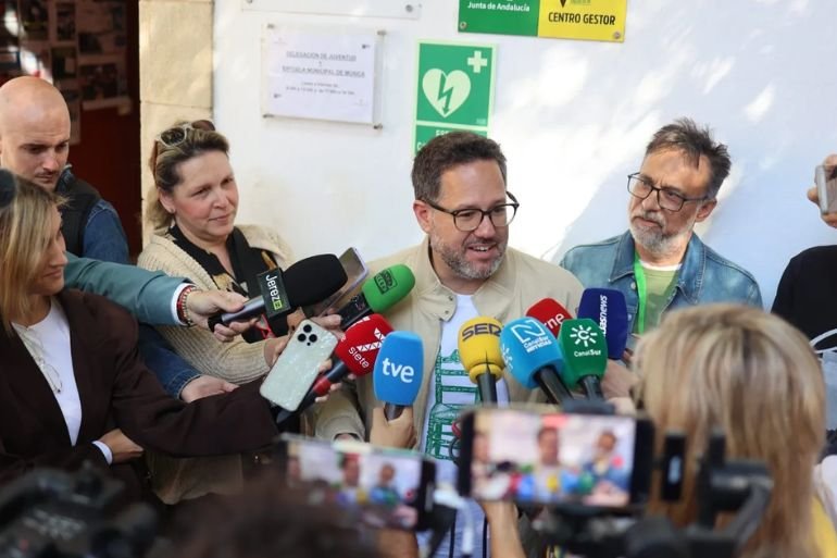 Adelante Andalucía amenaza al PSOE en sus grandes feudos de Sevilla Adelante Andalucía