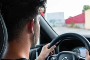 Conducir con auriculares puede costar 200 euros y 3 puntos