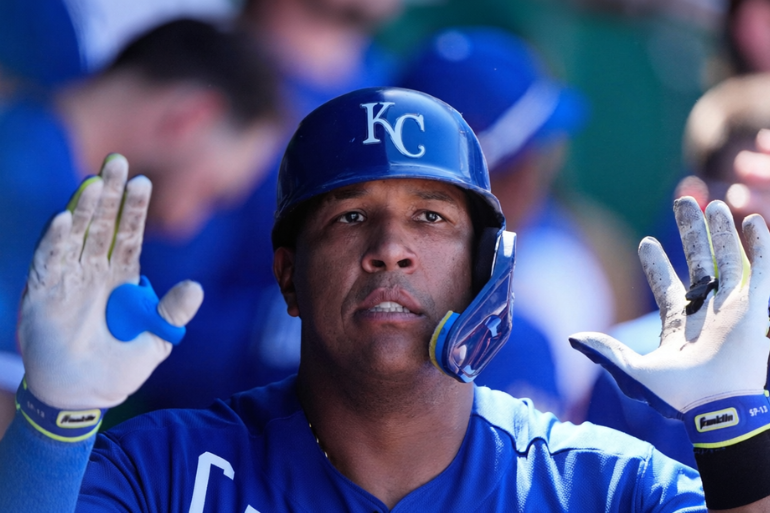 ¡Histórico! Salvador Pérez supera a Iván Rodríguez y agranda su leyenda en MLB
