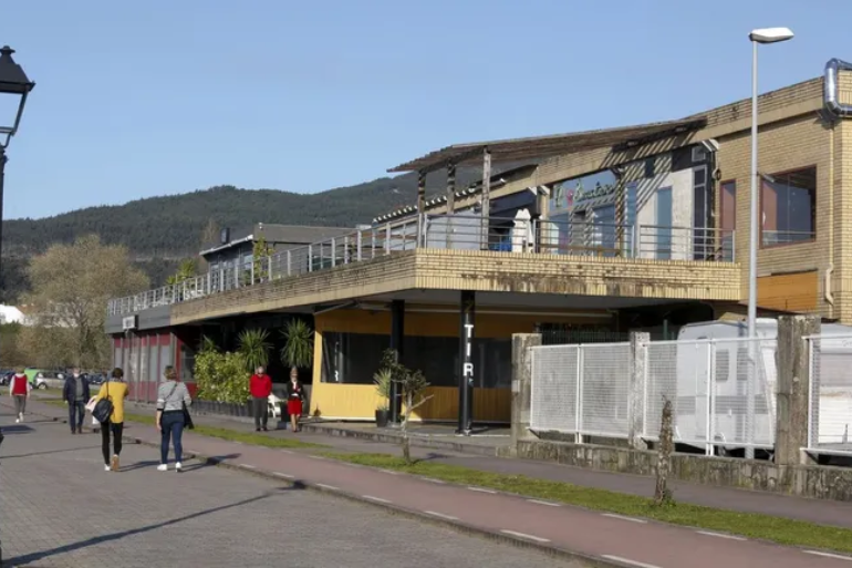 Violenta madrugada en Vilagarcía: menor herido y detenido